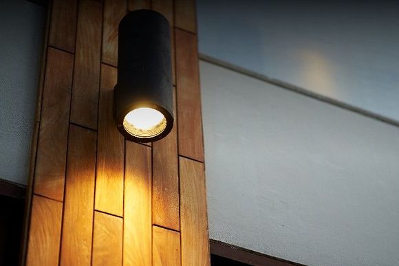 Nahaufnahme einer modernen Lampe an einer Hausfassade.